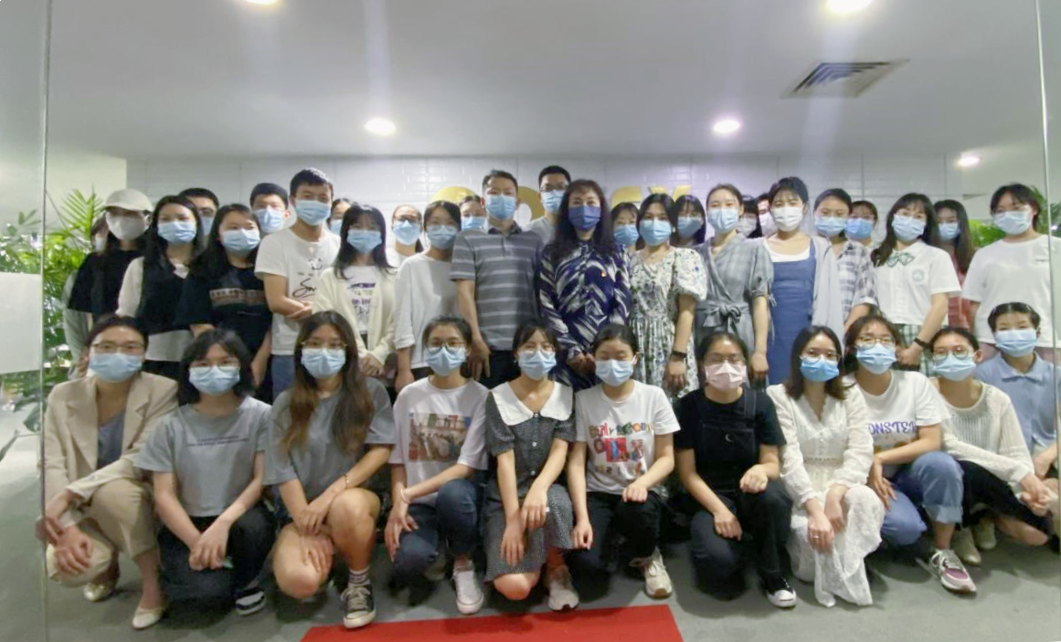 学院领导与同学们合照